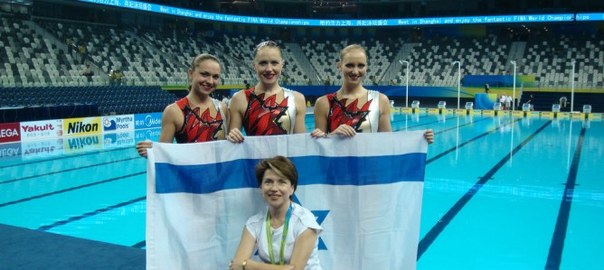 From left, Israeli synchronized swimmers Evgenia Tetelbaum (alternate), Anastasia Gloushkov and Inna Yoffe, with coach Tatiana Tsym, at the 14th FINA World Championships in Shanghai, July 2011.