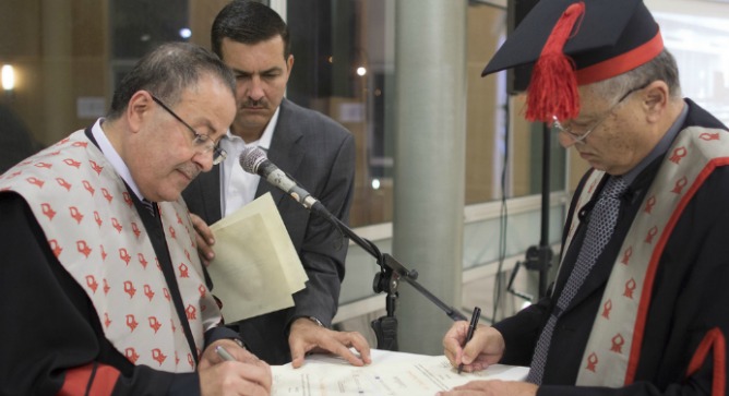 From left, Jordanian Red Crescent director Dr. Mohammed al-Hadid (with assistant Mohd Hadid), signing diplomas with BGU Rector Prof. Zvi Hacohen. Photo by Yoav Galai/BGU