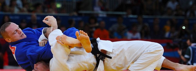Germany's Dimitri Peters (blue) puts Israeli judoka Arik Zeevi in a headlock. (Olympics London 2012)