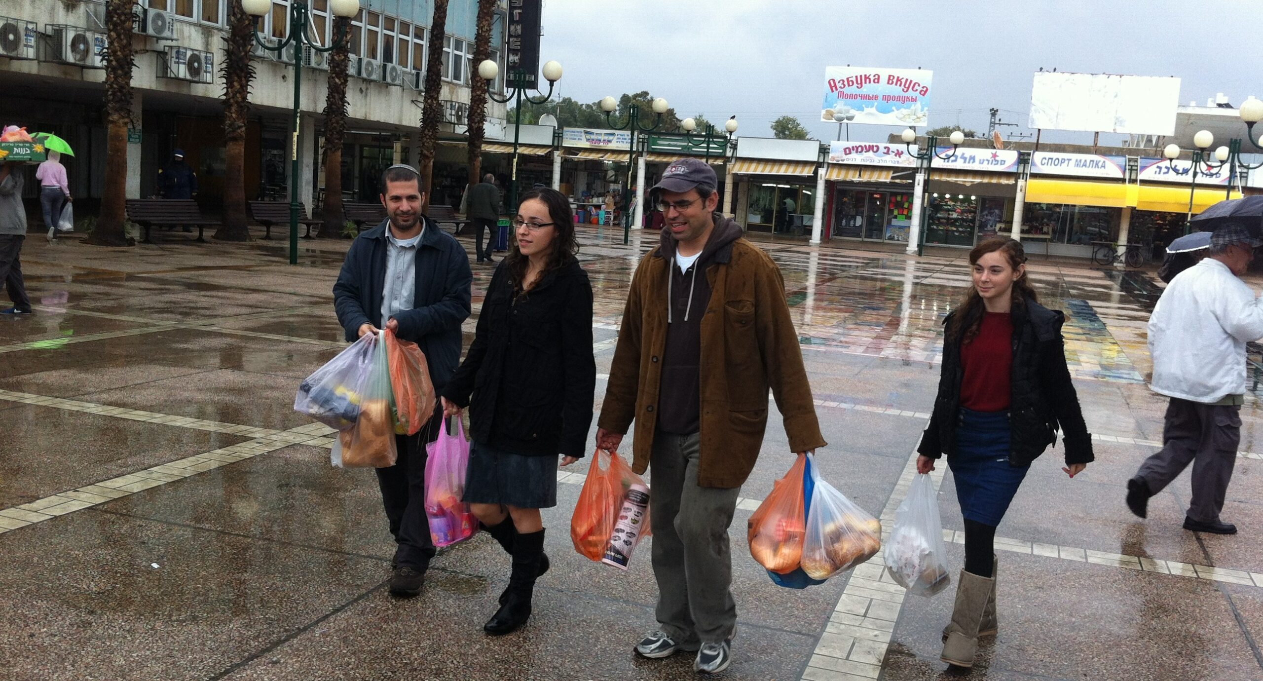 Gesher organization sent a group of people to help Ashdod businesses get back on their feet.