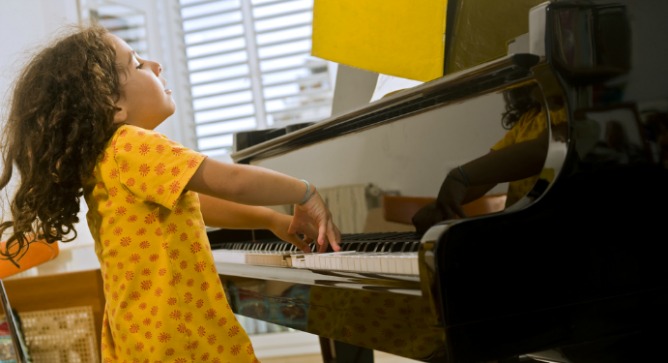 Learning to play piano? An Israeli app will turn the pages for you. Image via Shutterstock.com
