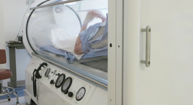 Hyperbaric chambers could offer new hope to those with brain damage. Image via Shutterstock.com*