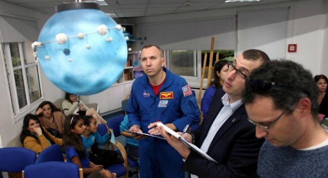 US astronaut Randy Bresnik judged a student exhibition while in Israel. Photo courtesy of Israel Space Agency.