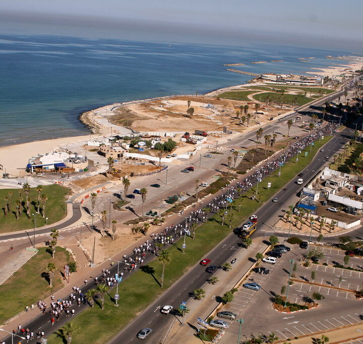 Thousands of runners soak in Tel Aviv's beautiful scenery during the annual marathon event. (Credit: Sian Sport)