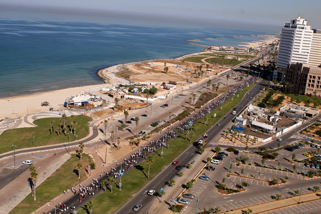 Thousands of runners soak in Tel Aviv's beautiful scenery during the annual marathon event. (Credit: Sian Sport)