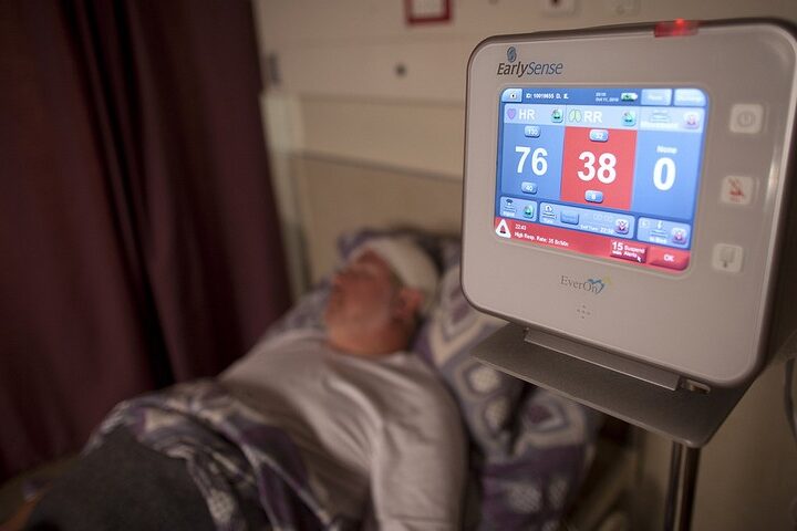EarlySense sensor pad under the mattress monitors respiratory rate without wires and with no discomfort or restrictions on the patient’s freedom of movement.