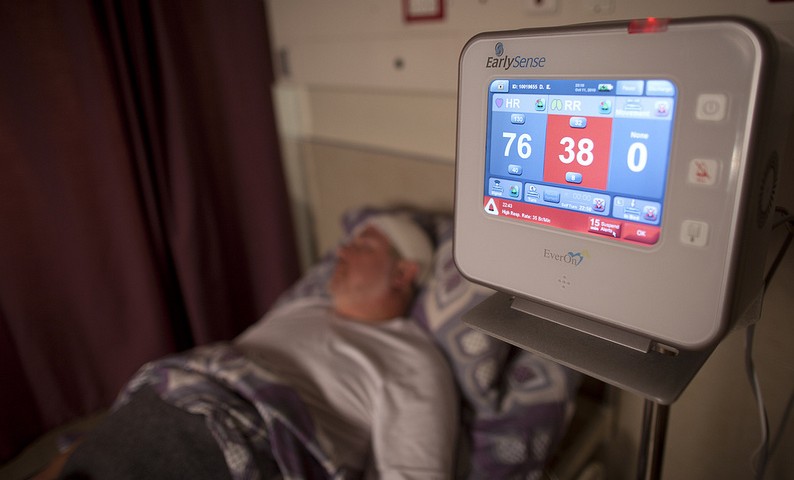EarlySense sensor pad under the mattress monitors respiratory rate without wires and with no discomfort or restrictions on the patient’s freedom of movement.