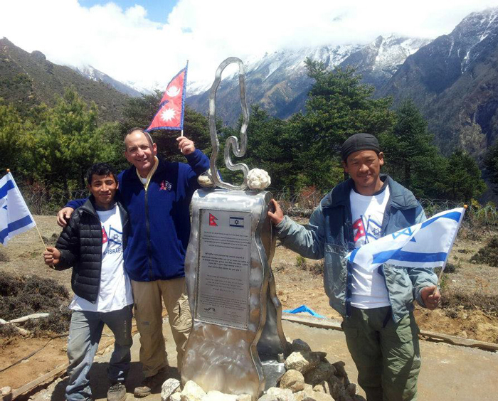 Jo Jo Ohayon  dedicates sculpture to Nepal friends at Mount Everest.
