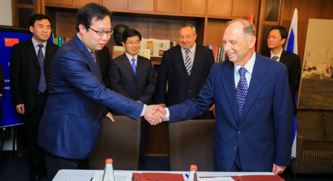 Changzhou Vice Mayor Fang Guoqiang signed a memorandum of understanding with Lexifone’s Ike Sagie in Tel Aviv.