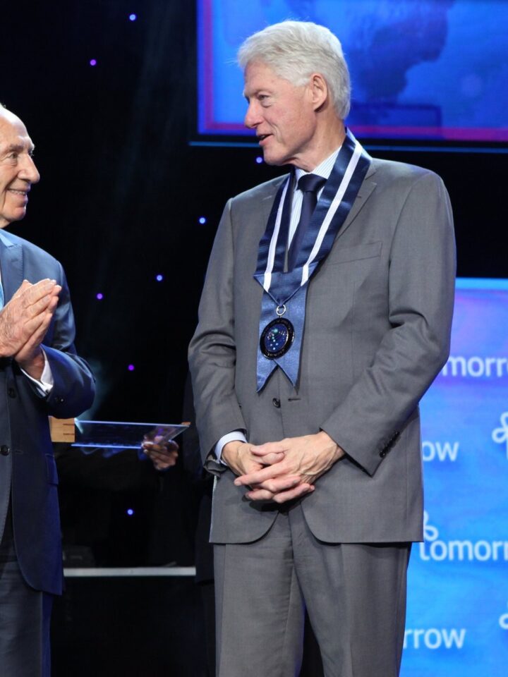 President Shimon Peres gives former US president Bill Clinton the Presidential Medal of Distinction. (Photo: Presidential Conference)