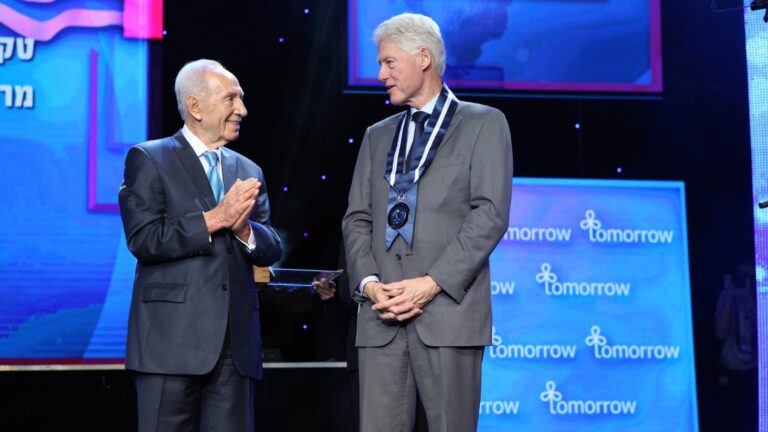 President Shimon Peres gives former US president Bill Clinton the Presidential Medal of Distinction. (Photo: Presidential Conference)