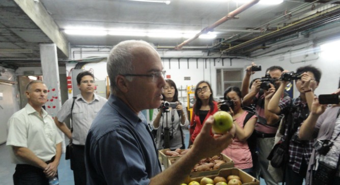 Lichter explains the difference between treated and untreated apples.