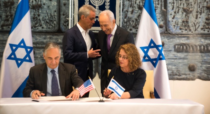 BGU President Prof. Rivka Carmi and UChicago President Prof. Robert Zimmer sign a water research agreement in the presence of President Shimon Peres of Israel and Chicago Mayor Rahm Emanuel on June 23, 2013. Photo by Dani Machlis/BGU