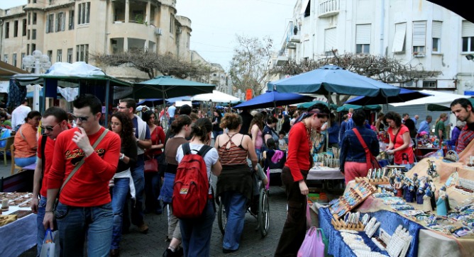 People visiting the Nachalat Binyamin market. Photo by Flash90.