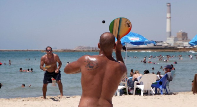 Matkot on the beach – Israel’s summer obsession. Photo by Flash90.