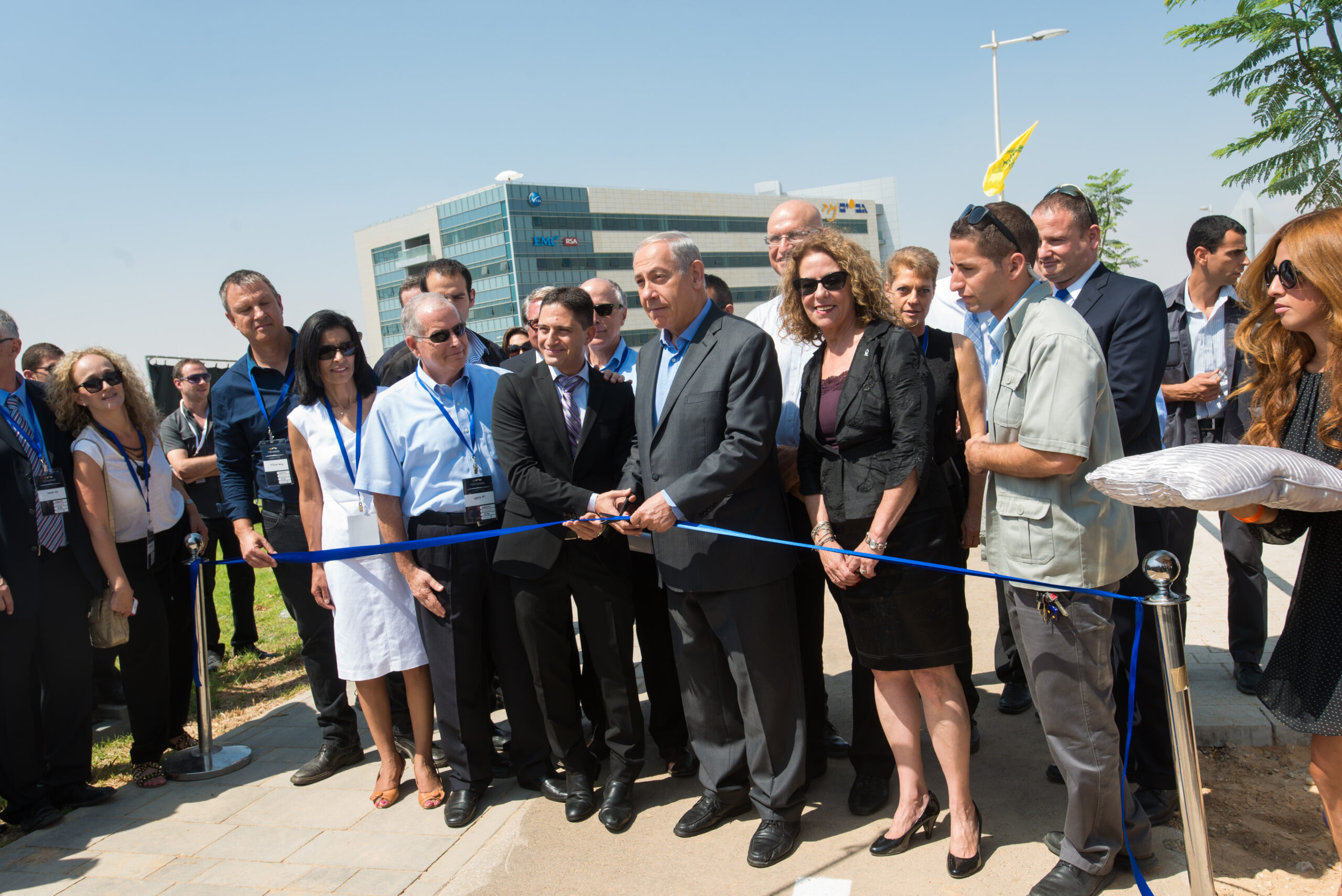 Cutting the rope at the dedication of the Advanced Technologies Park in Beersheva. Photo Credit: Dani Machlis/BGU