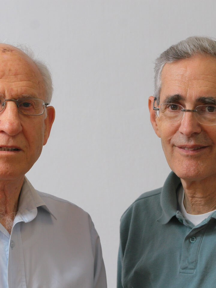 Biochemists Chaim Cedar and Aharon Razin. (Photo: Hezi Hojesta)