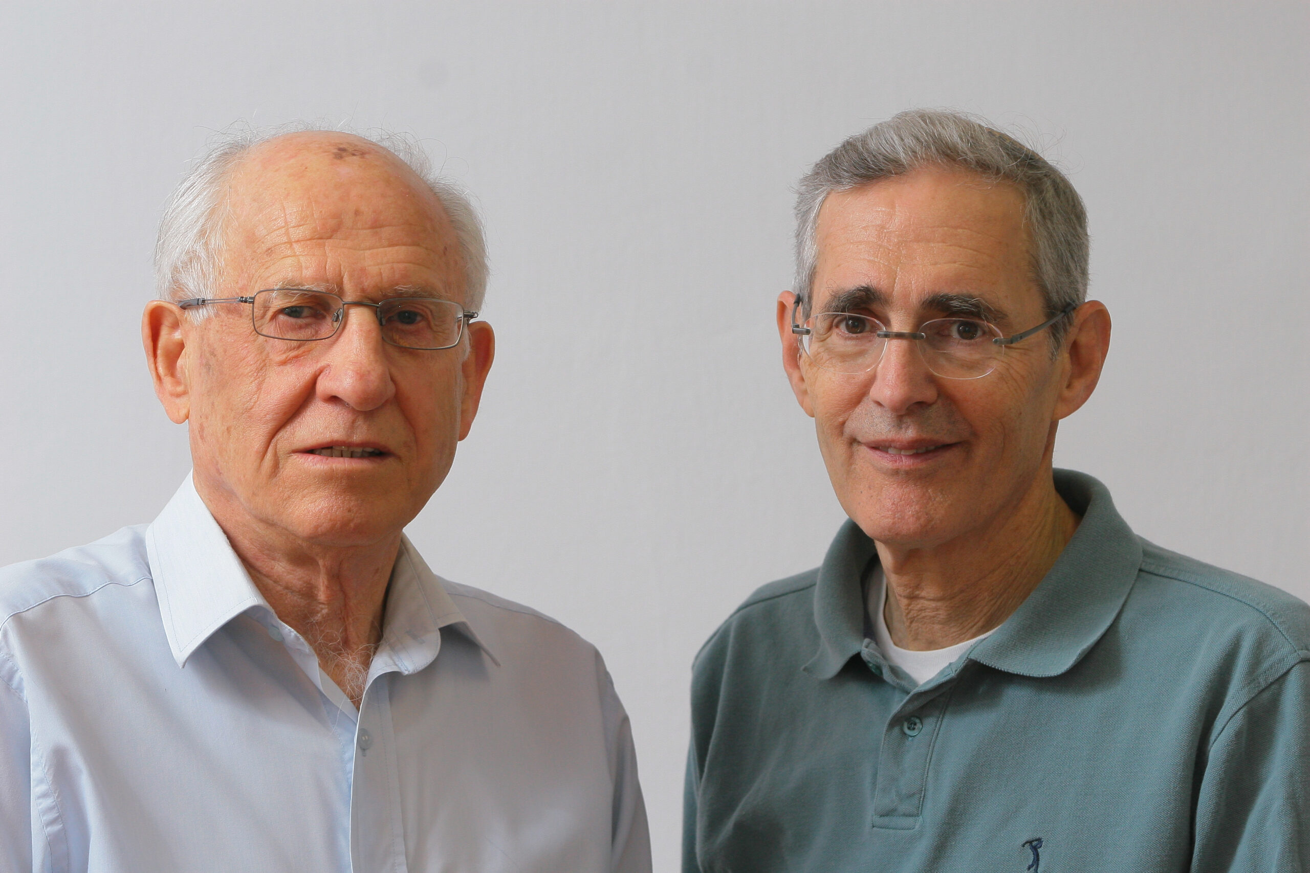 Biochemists Chaim Cedar and Aharon Razin. (Photo: Hezi Hojesta)