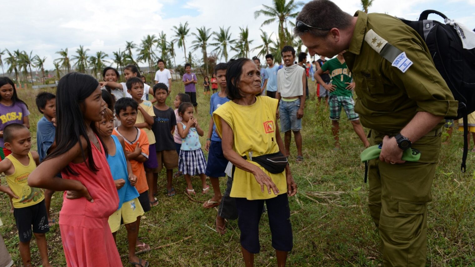 The IDF giving aid in the Philippines in the wake of  the Typhoon. Photo courtesy of IDF
