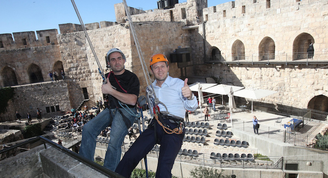 Paralympic cyclist Nati Gruberg goes rappelling with Mayor of Jerusalem, Nir Barkat in support of Etgarim.