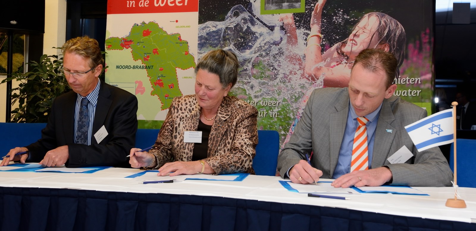 Erik van der Werf, from Holland's Ministry of Economics, Francien van de Ven, member of Aa and Maas executive board, and Michiel Adriaanse, from the Competence Center of Paper and Board, sign a collaboration agreement.