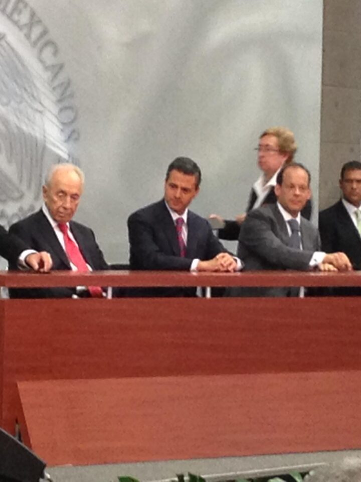 Mekorot CEO Shimon Ben Hamo and Israel's President Shimon Peres at the signing of a cooperation agreement in Mexico. (Courtesy of Mekorot Group)