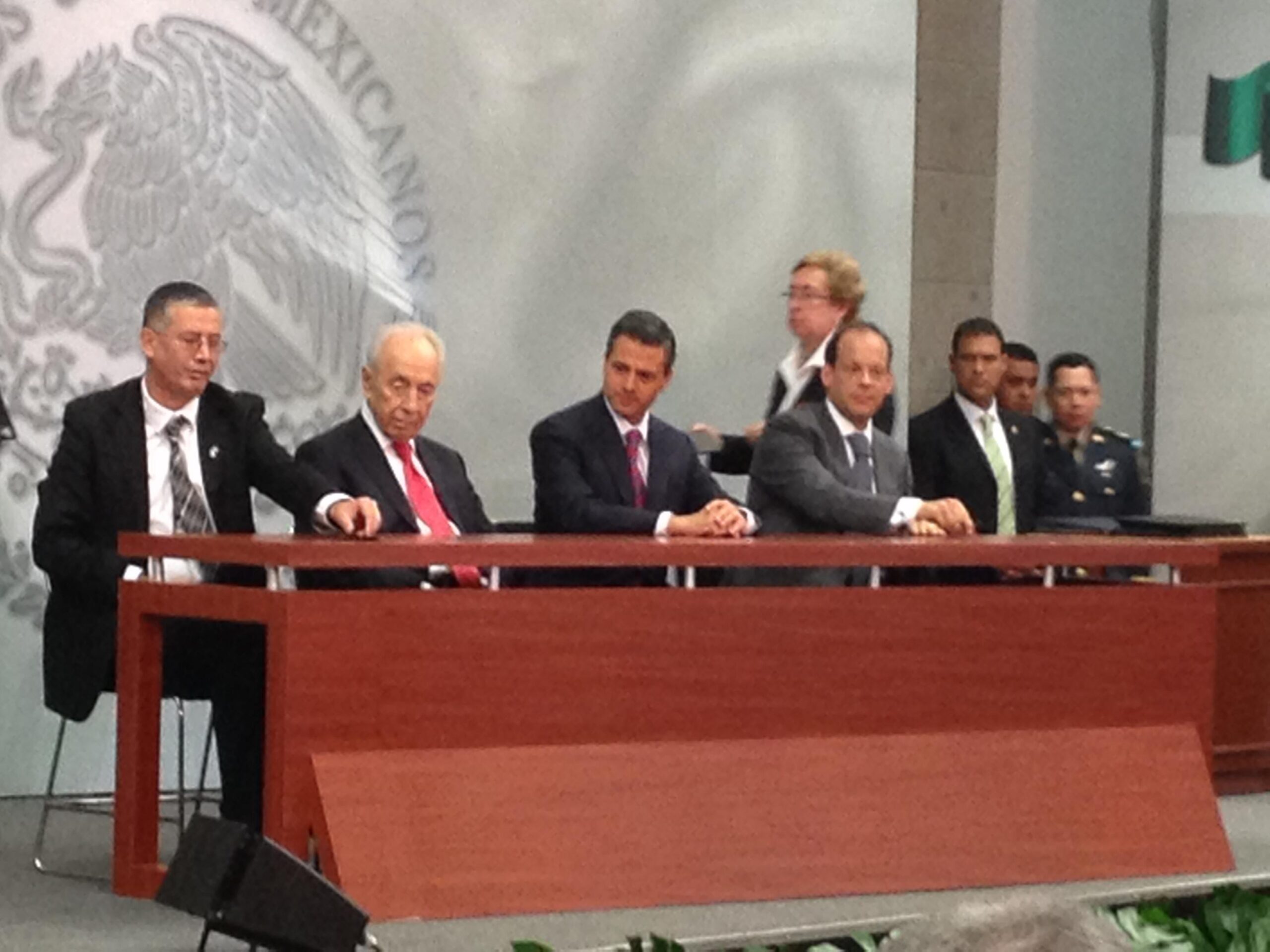 Mekorot CEO Shimon Ben Hamo and Israel's President Shimon Peres at the signing of a cooperation agreement in Mexico. (Courtesy of Mekorot Group)