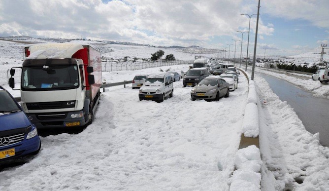 Cars stuck on Route 1, the Jerusalem-Tel Aviv highway, on Sunday morning, after three days of heavy snowfall. Photo by Daniel Cohen/Flash 90.