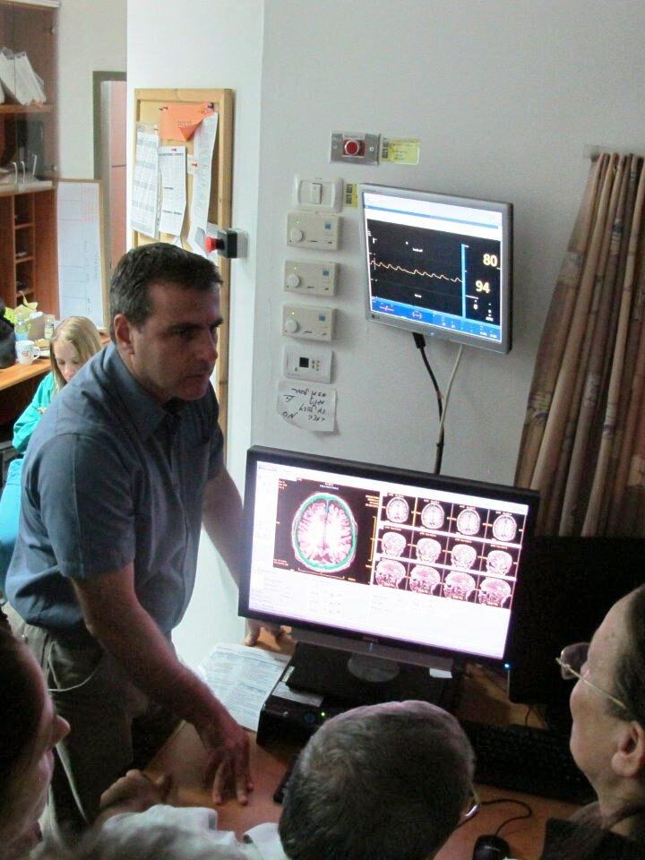 Rambam staffers monitoring Sami Zangi’s groundbreaking guided ultrasound treatment.