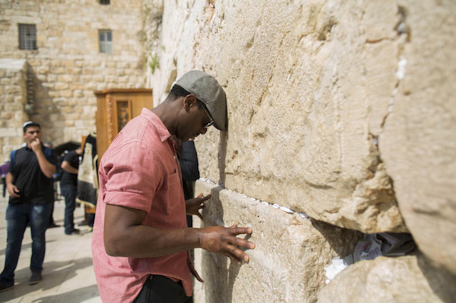 Actor Blair Underwood at the Kotel in Jerusalem. (Yonatan Zindel/Flash 90)