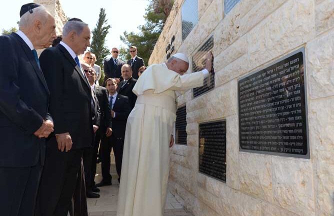 Israeli Prime Minister Benjamin Netanyahu and President Shimon Peres look on as Pope Francis reflects at a monument in honor of victims killed in terror acts, at the Mount Herzl military cemetery in Jerusalem on May 26, 2014.  (Avi Ohayon/GPO/FLASH90)