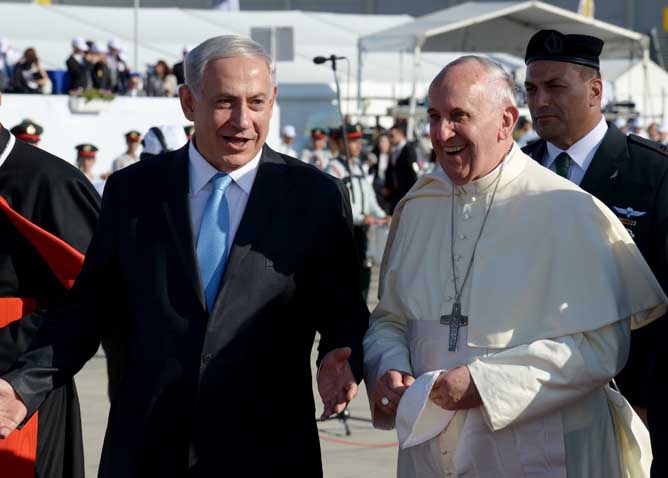 Prime Minister Benjamin Netanyahu walks with Pope Francis on the red carpet at a welcoming ceremony. (Avi Ohayon/GPO/Flash90)