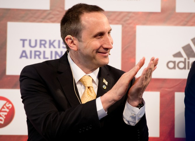David Blatt signs head coach position with the Cleveland Cavaliers. (Shutterstock)
