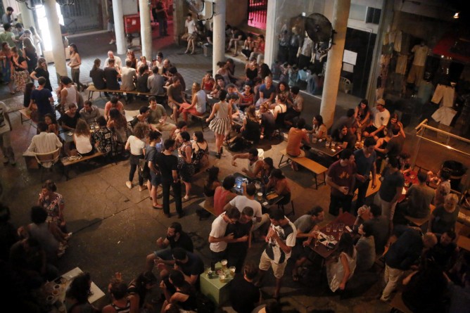 Israelis seen at a bar in Tel Aviv during Operation Protective Edge. (Miriam Alster/FLASH90)