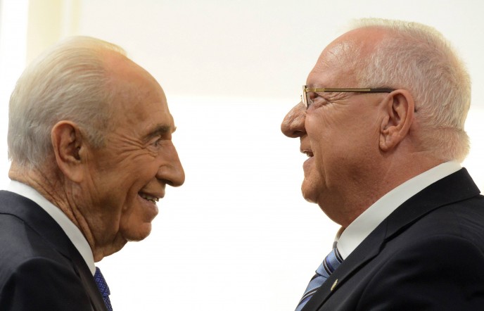 New President Reuven Rivlin speaks with outgoing president, Shimon Peres. (Photo by Haim Zach GPO/Flash90)