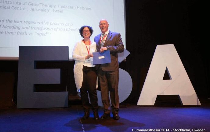 Rinat Abramovitch receiving her grant from Prof. Andreas Hoeft in May 2014 at the 10th annual Euroanesthesia Congress in Stockholm.