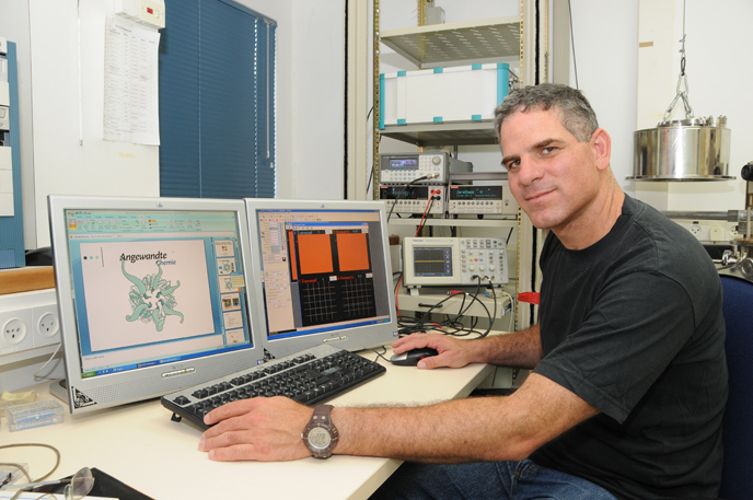 Prof. Danny Porath is paving the way for a new generation of DNA-based computer circuits. (Photo: Hebrew University)