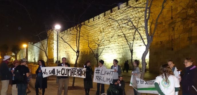 The Interfaith Center for Sustainable Development organized the Jerusalem #LightForLima solar-lantern event. Photo by Gundula M. Tegtmeyer for the ICSD