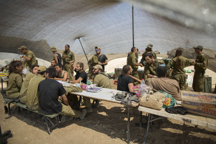 Israeli soldiers could soon be eating lentil burgers and soy-based products out in the field. (Photo by Yonatan Sindel/Flash90)