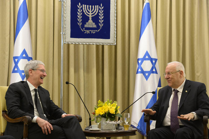 Apple CEO Tim Cook shares a laugh with President Reuven Rivlin in Jerusalem. (Flash 90)