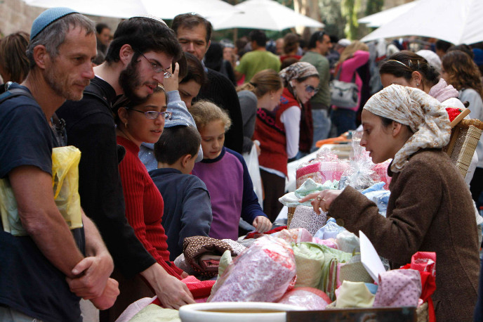 Shoppers throng to the Bezalel street fair. Photo by Miriam Alster/FLASH90