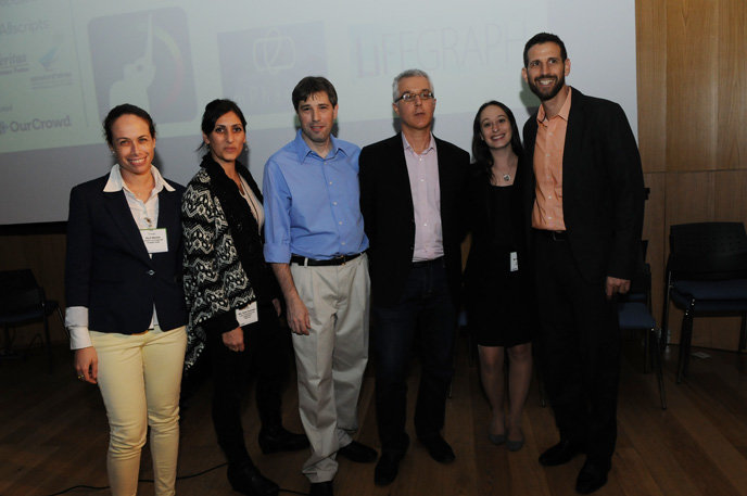 Medivizor cofounder and CEO Tal Givoly (blue shirt), flanked by mHealth Israel organizers.