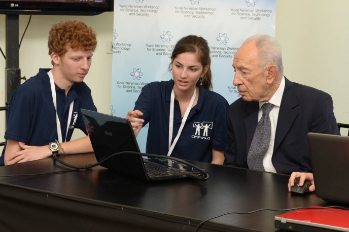 Magshimim participants with former Israeli President Shimon Peres at an international cyber conference. Photo by Mark Neiman