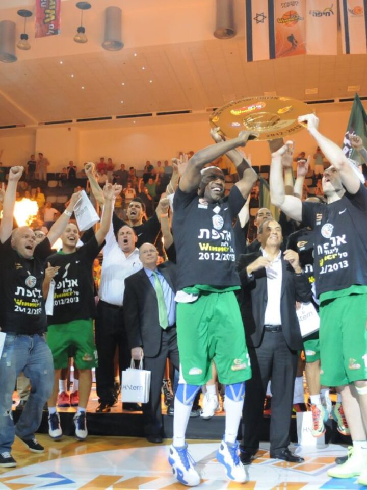 Maccabi Haifa players celebrating their victory over Maccabi Tel Aviv in 2013. Photo by Omri Shtain/Maccabi Haifa