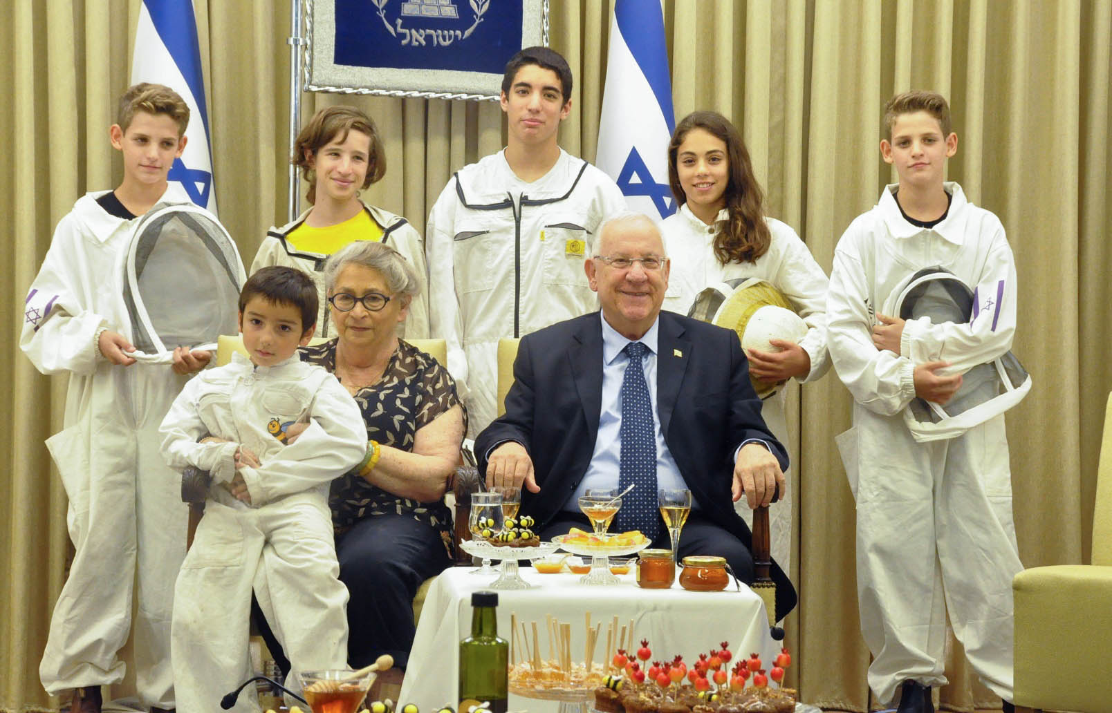 Israeli president Reuven Rivlin and his wife, Nechama, pose for a Jewish New Year photo with children of the Israeli bee and honey council. Photo by Tomer Reichman/GPO