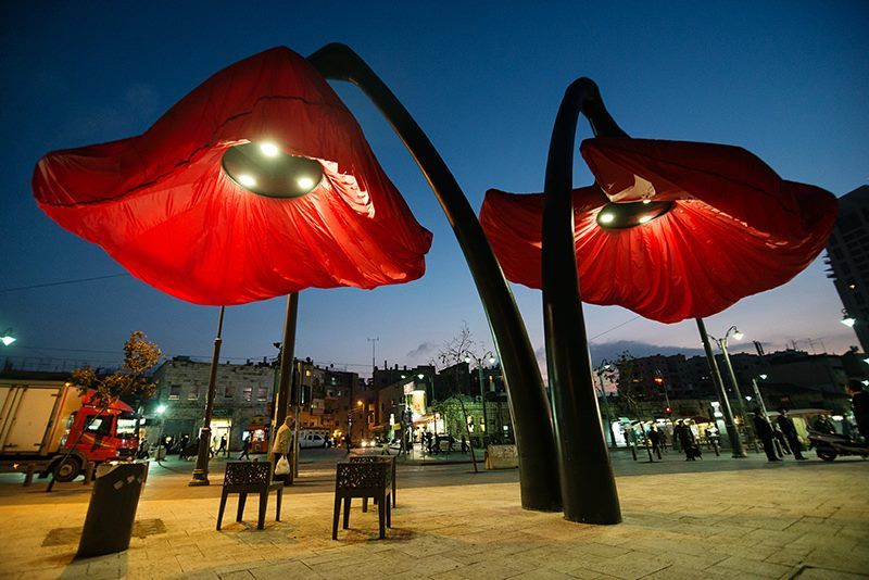 The poppies open according to pedestrian movement, delighting passersby. Photo courtesy of HQ Architects
