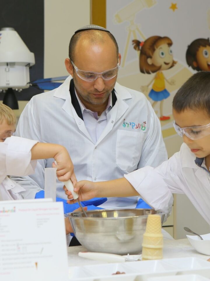 Israeli Minister of Education Naftali Bennett with science kindergarten kids in Beersheva. Photo by Moshe Azulay