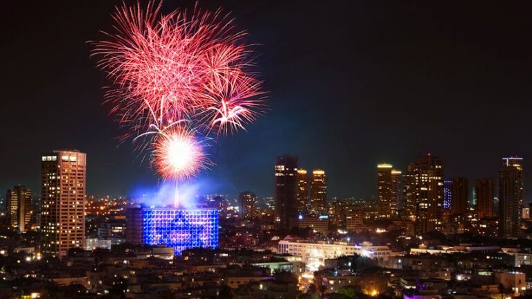 Independence Day fireworks over Tel Aviv. Photo by Noam Chen