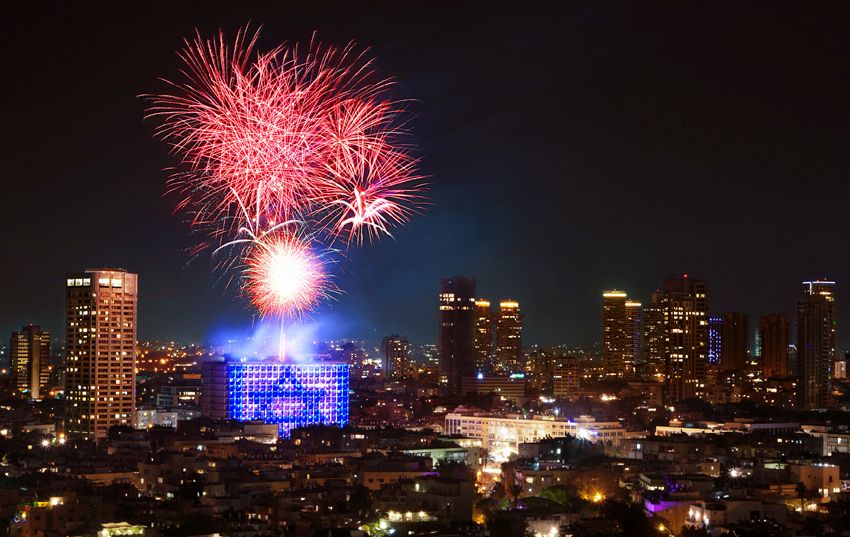 Independence Day fireworks over Tel Aviv. Photo by Noam Chen