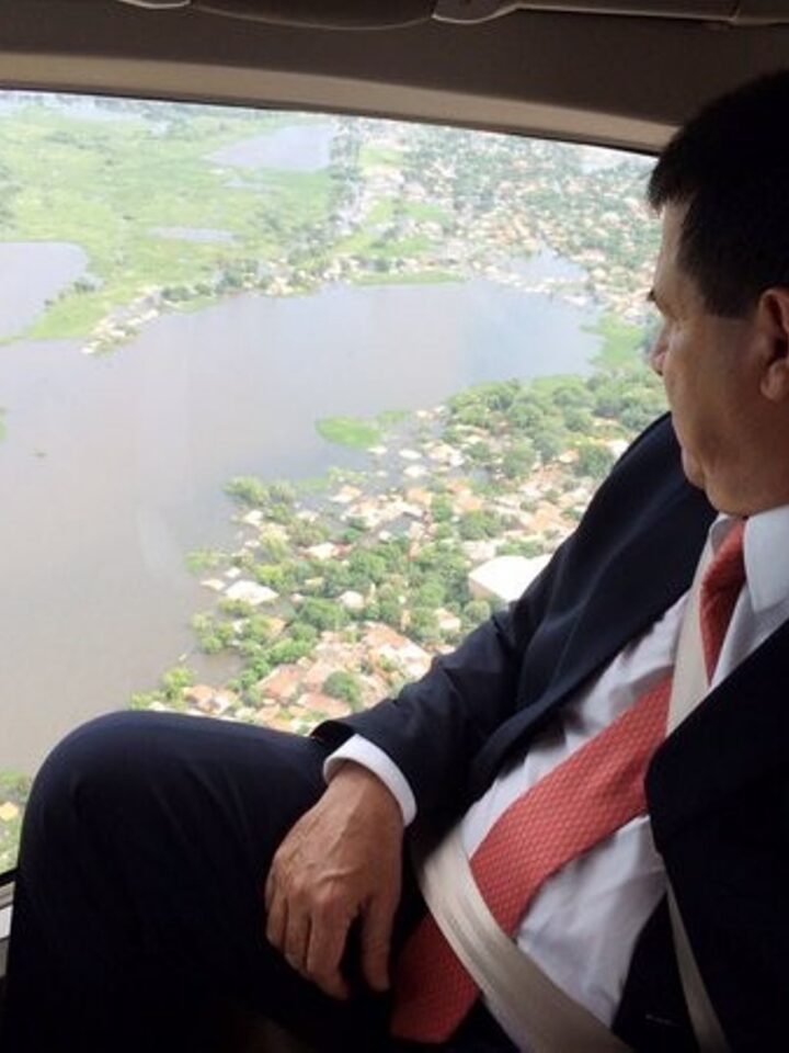 President Horacio Cartes observes flooded areas in Asunción in December 2015. Photo courtesy of Office of the President, Paraguay